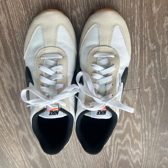 Nike Pacific - Size 7.5 Women's - Worn Once - Picture 2 of 9